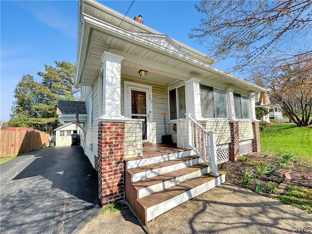 705 Velasko Road Syracuse, NY 13207 - Photo 3 of 40