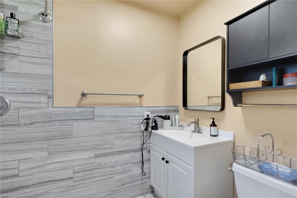 5092 Boxwood Way Naples, FL 34116 - Photo 41 of 48 Guest House Full Bathroom