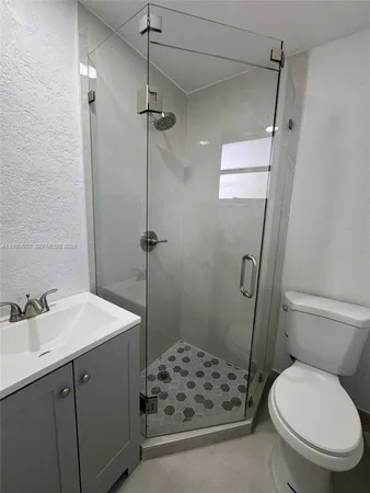 en empty room with windows and ceiling fan