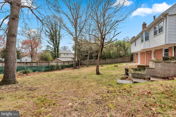 a view of a house with backyard