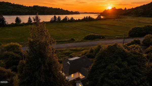 $599,000 | 39095 Highway 101 South, Cloverdale, OR 97112