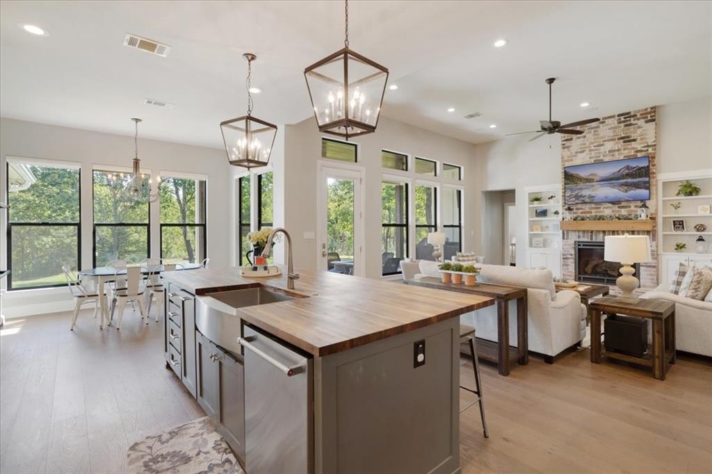 425 Ridgeview Road Sherman, TX 75092 - Photo 16 of 40 a kitchen with lots of counter top space