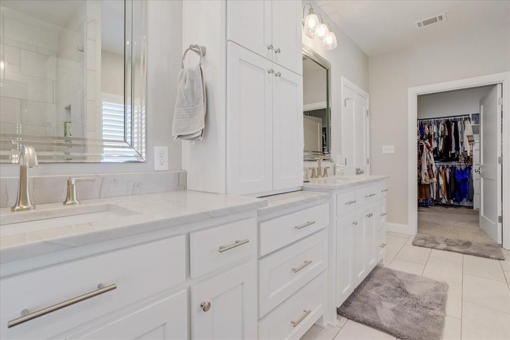 425 Ridgeview Road Sherman, TX 75092 - Photo 25 of 40 a bathroom with a sink and a mirror