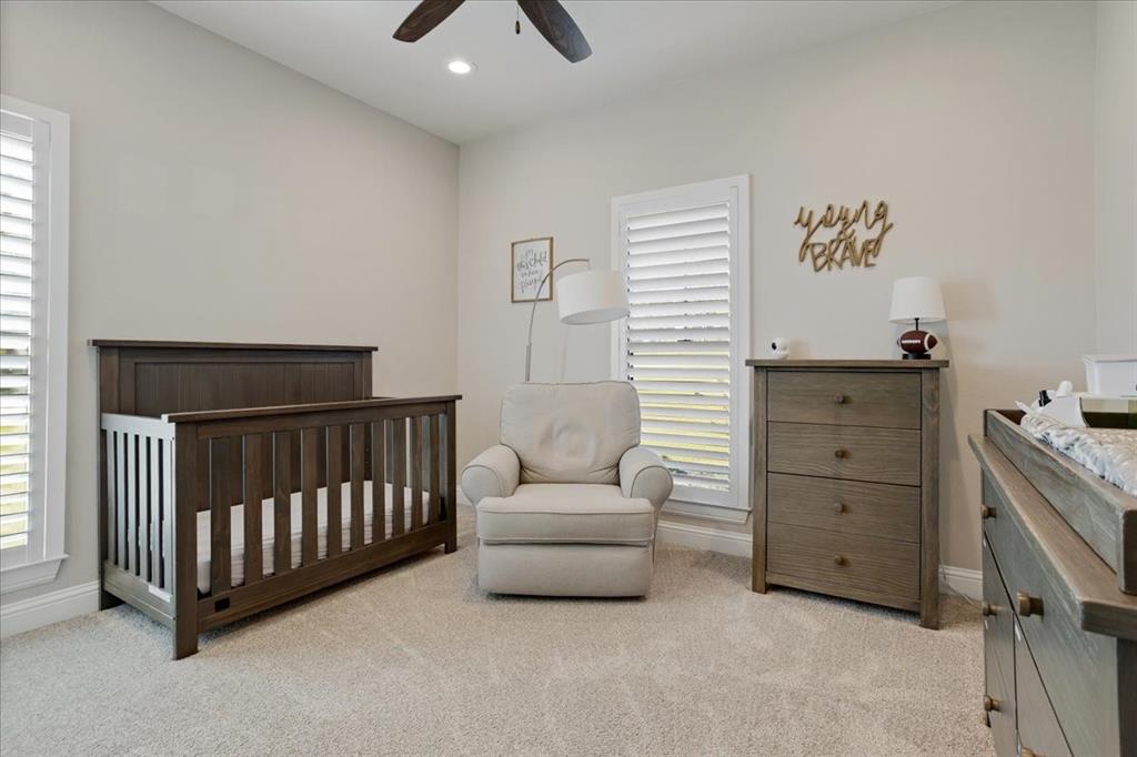 425 Ridgeview Road Sherman, TX 75092 - Photo 33 of 40 a bedroom with a bed and a couch