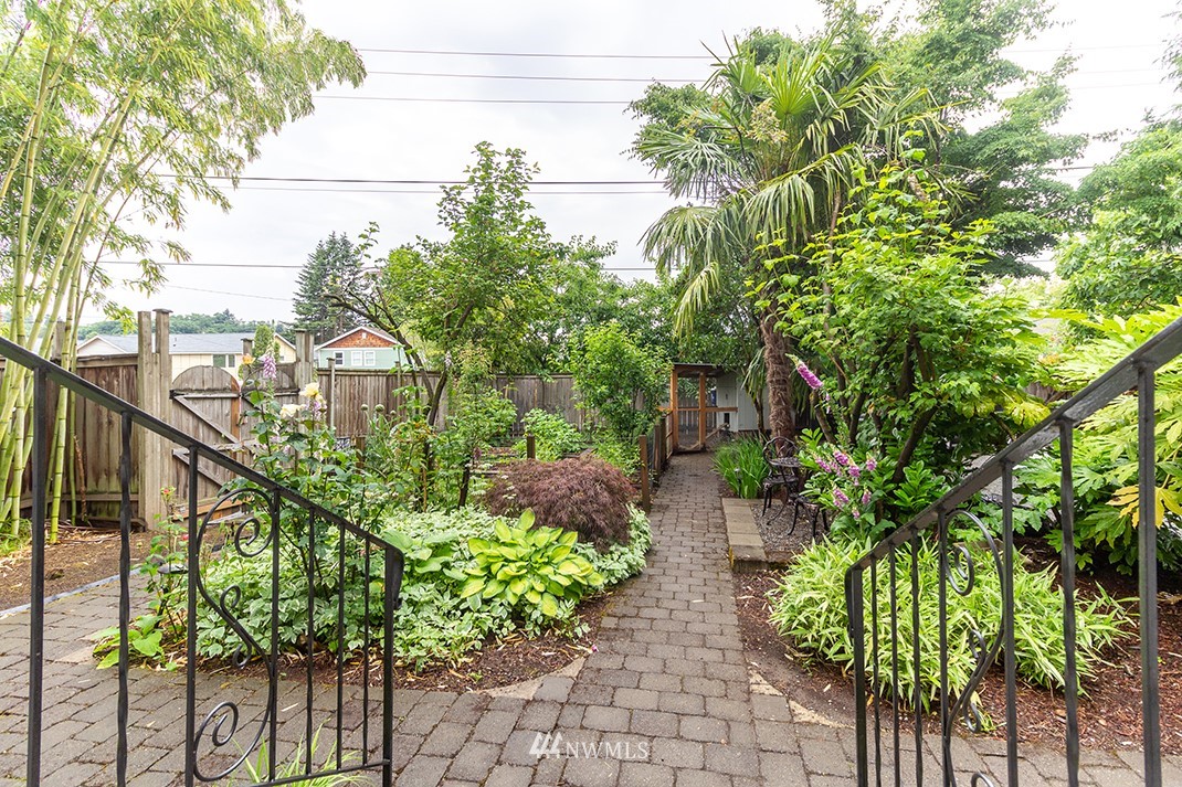 8320 Renton Avenue South Seattle, WA 98118 - Photo 24 of 39 a backyard of a house with lots of green space