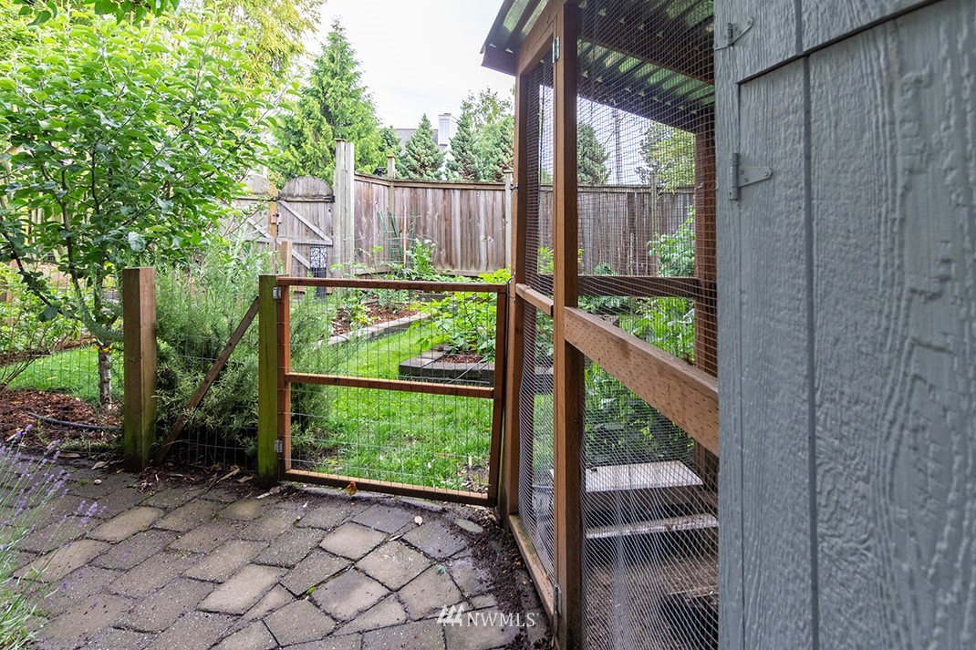 8320 Renton Avenue South Seattle, WA 98118 - Photo 29 of 39 a view of a balcony with wooden fence