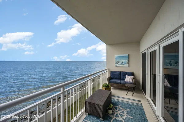 a view of room with an empty space