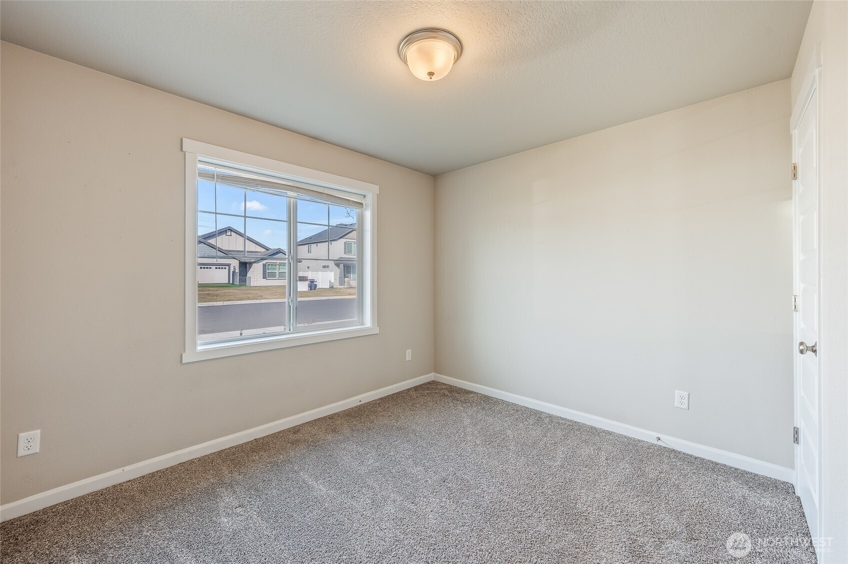 730 L Street Northeast Quincy, WA 98848 - Photo 21 of 29 an empty room with windows