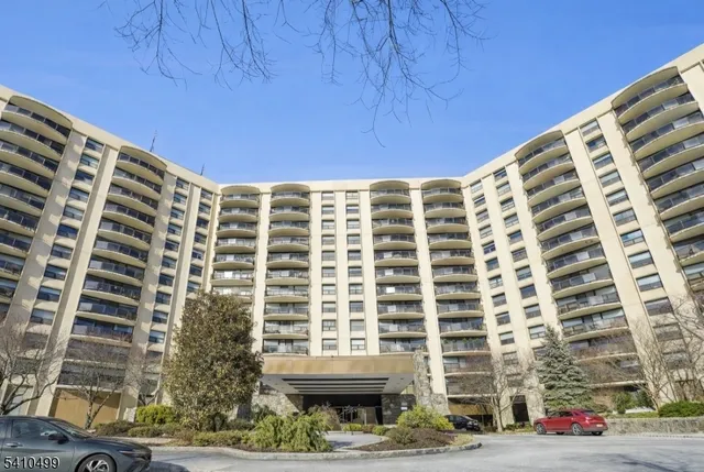 $324,999 | 2 Claridge Drive, Unit 1FW, Verona, NJ 07044