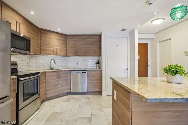 $324,999 | 2 Claridge Drive, Unit 1FW, Verona, NJ 07044