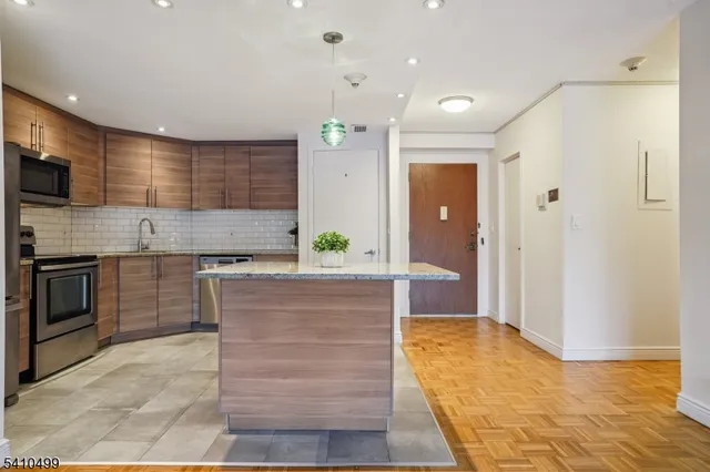 $324,999 | 2 Claridge Drive, Unit 1FW, Verona, NJ 07044