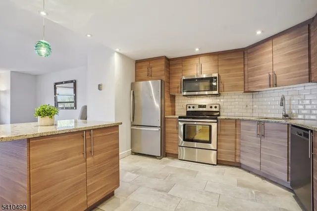 $324,999 | 2 Claridge Drive, Unit 1FW, Verona, NJ 07044