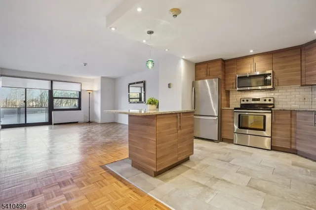 $324,999 | 2 Claridge Drive, Unit 1FW, Verona, NJ 07044