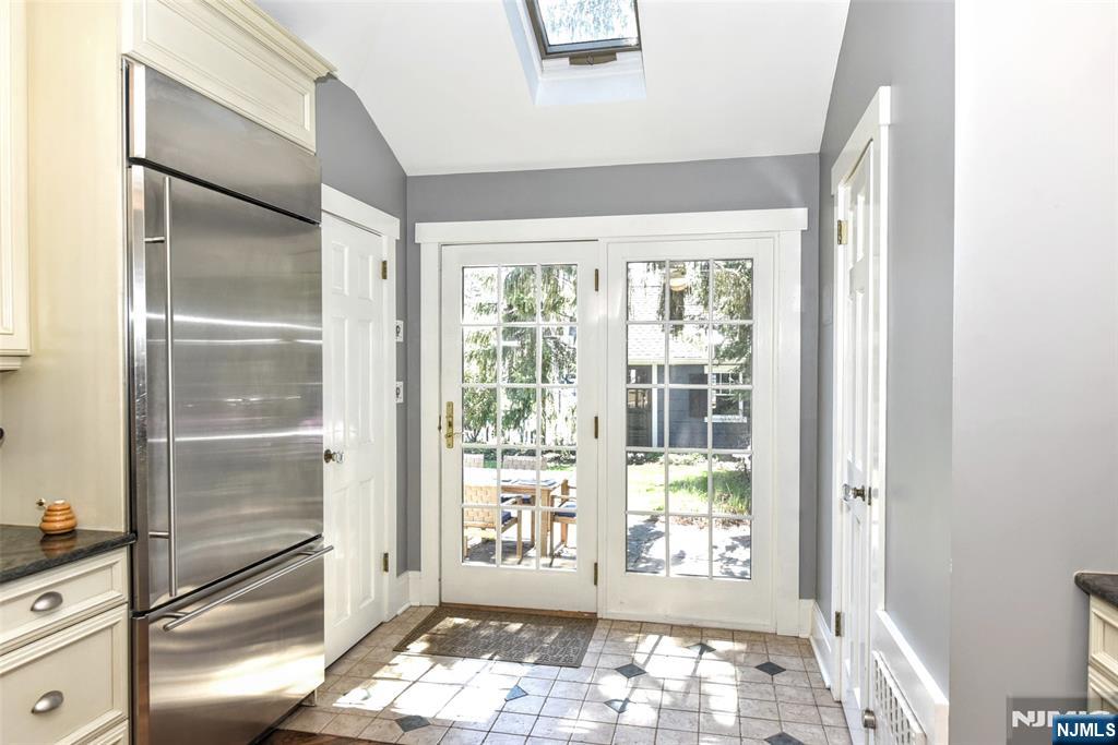 352 Fairway Road Ridgewood, NJ 07450 - Photo 9 of 33