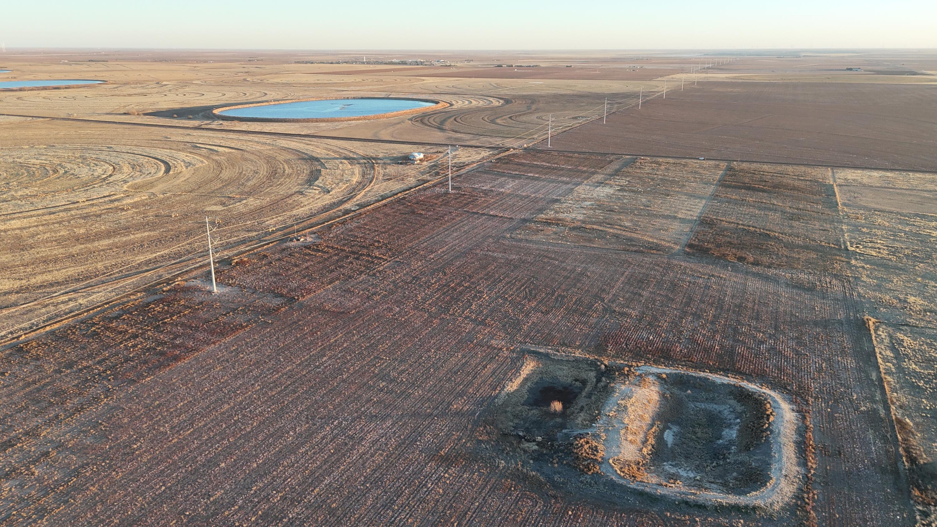 1994 County Road 4 Wilson, TX 79381 - Photo 8 of 9 a view of an empty room with wooden floor and a floor to ceiling window