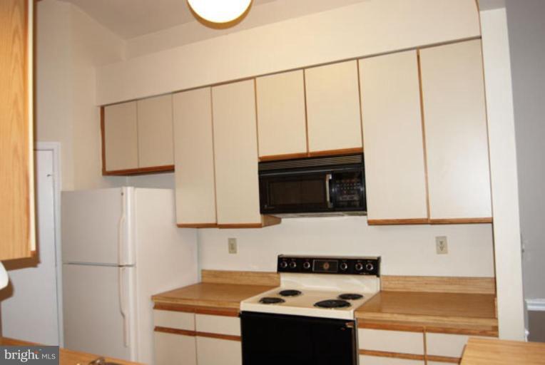 13708 Modrad Way, Unit 7B42 Silver Spring, MD 20904 - Photo 8 of 27 Kitchen
