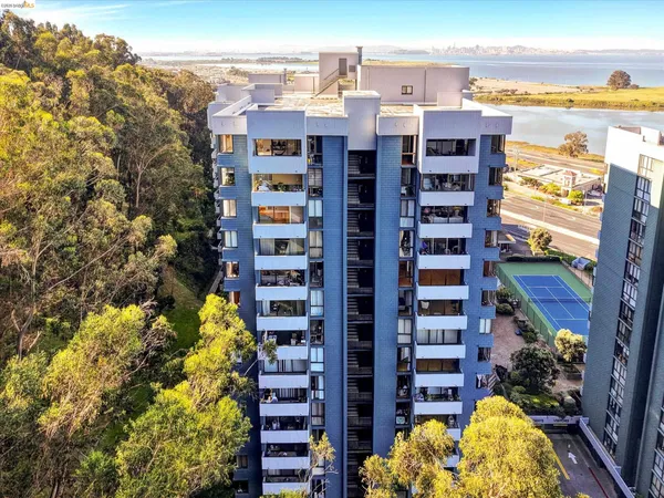 $360,000 | 555 Pierce Street, Unit 520, Albany, CA 94706