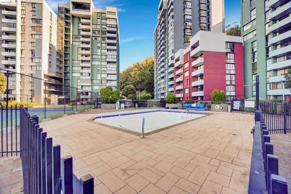 $360,000 | 555 Pierce Street, Unit 520, Albany, CA 94706