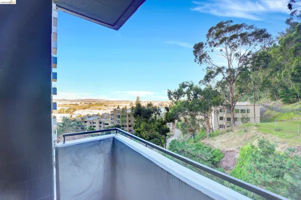 $360,000 | 555 Pierce Street, Unit 520, Albany, CA 94706