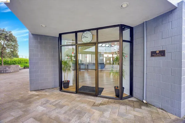 $360,000 | 555 Pierce Street, Unit 520, Albany, CA 94706