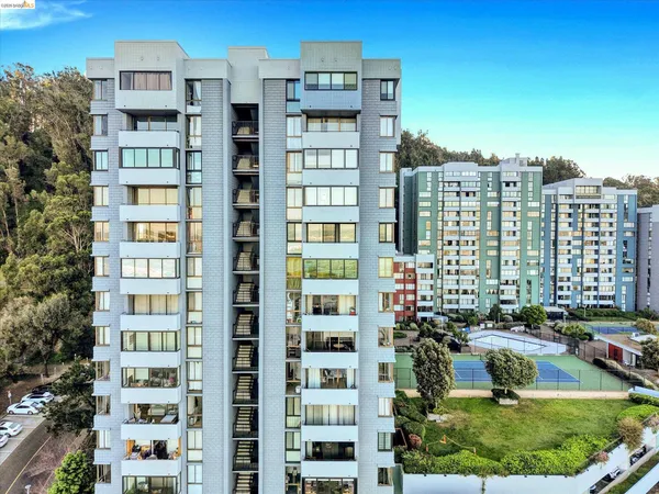 $360,000 | 555 Pierce Street, Unit 520, Albany, CA 94706