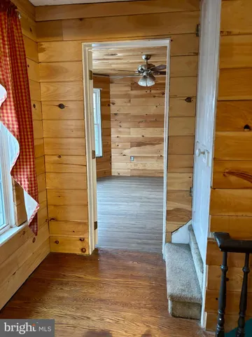 a view of empty room with window