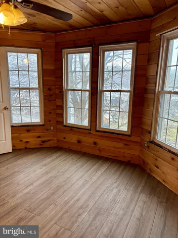 a bed room with a bed