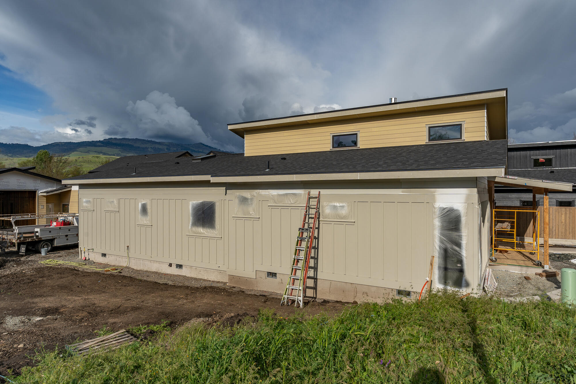 381 Clinton Street Ashland, OR 97520 - Photo 3 of 36 a front view of house with yard