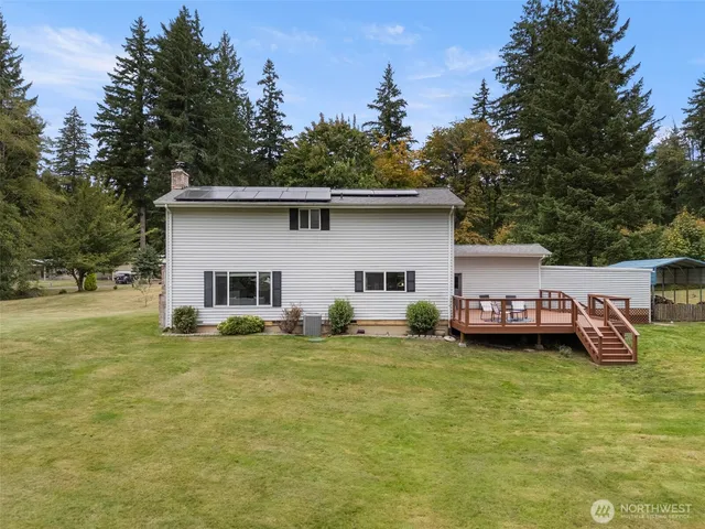 a view of a house with backyard