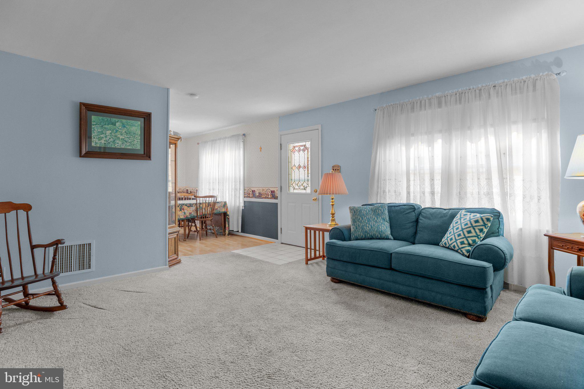 135 Woodlawn Road Warminster, PA 18974 - Photo 4 of 29 Living Room