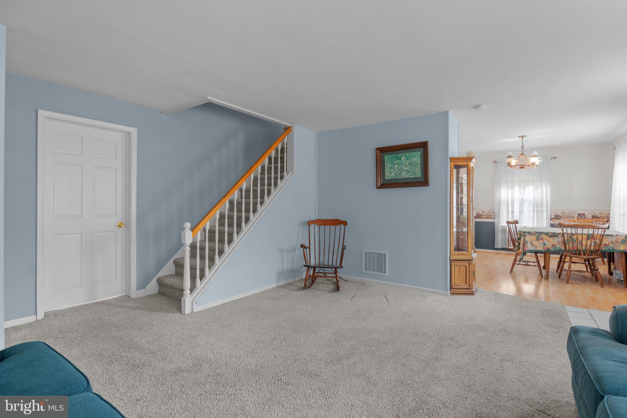 135 Woodlawn Road Warminster, PA 18974 - Photo 5 of 29 Living Room