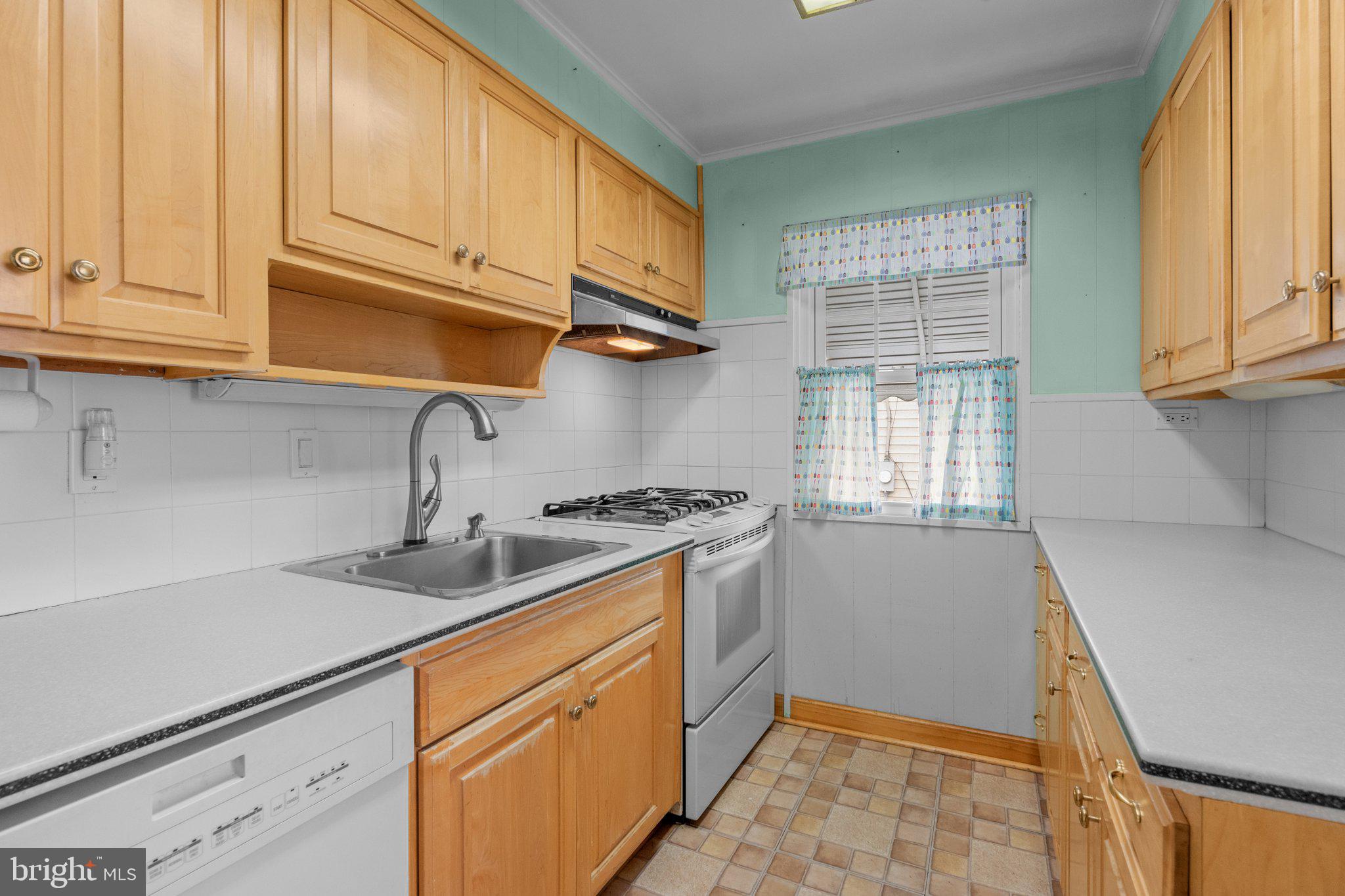 135 Woodlawn Road Warminster, PA 18974 - Photo 8 of 29 Kitchen