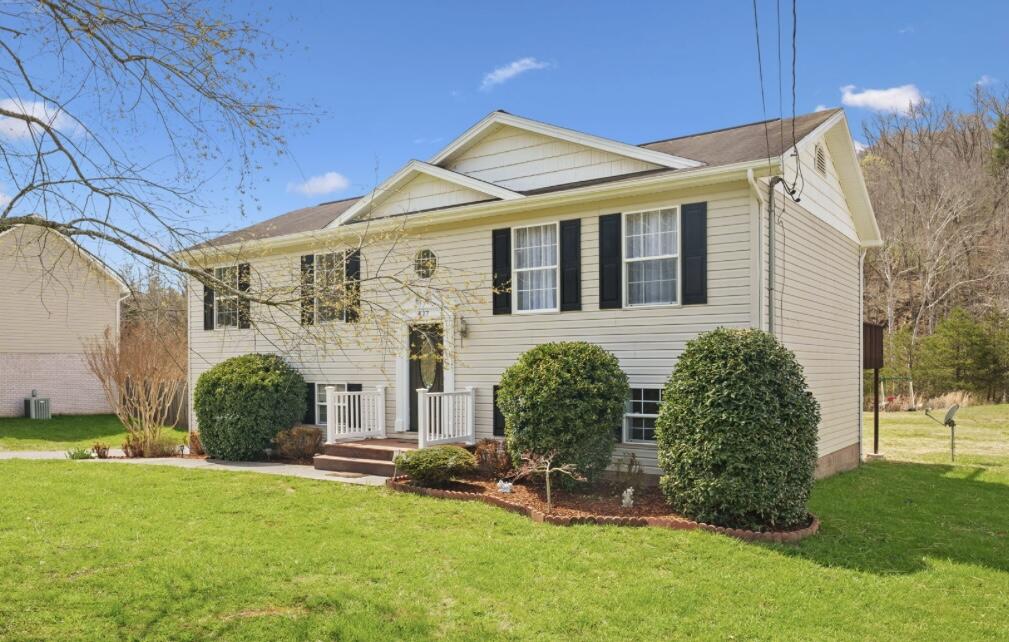 417 South Austin Springs Road Johnson City, TN 37601 - Photo 10 of 32 43E7AE50-016C-49C3-A071-9A34C9040742