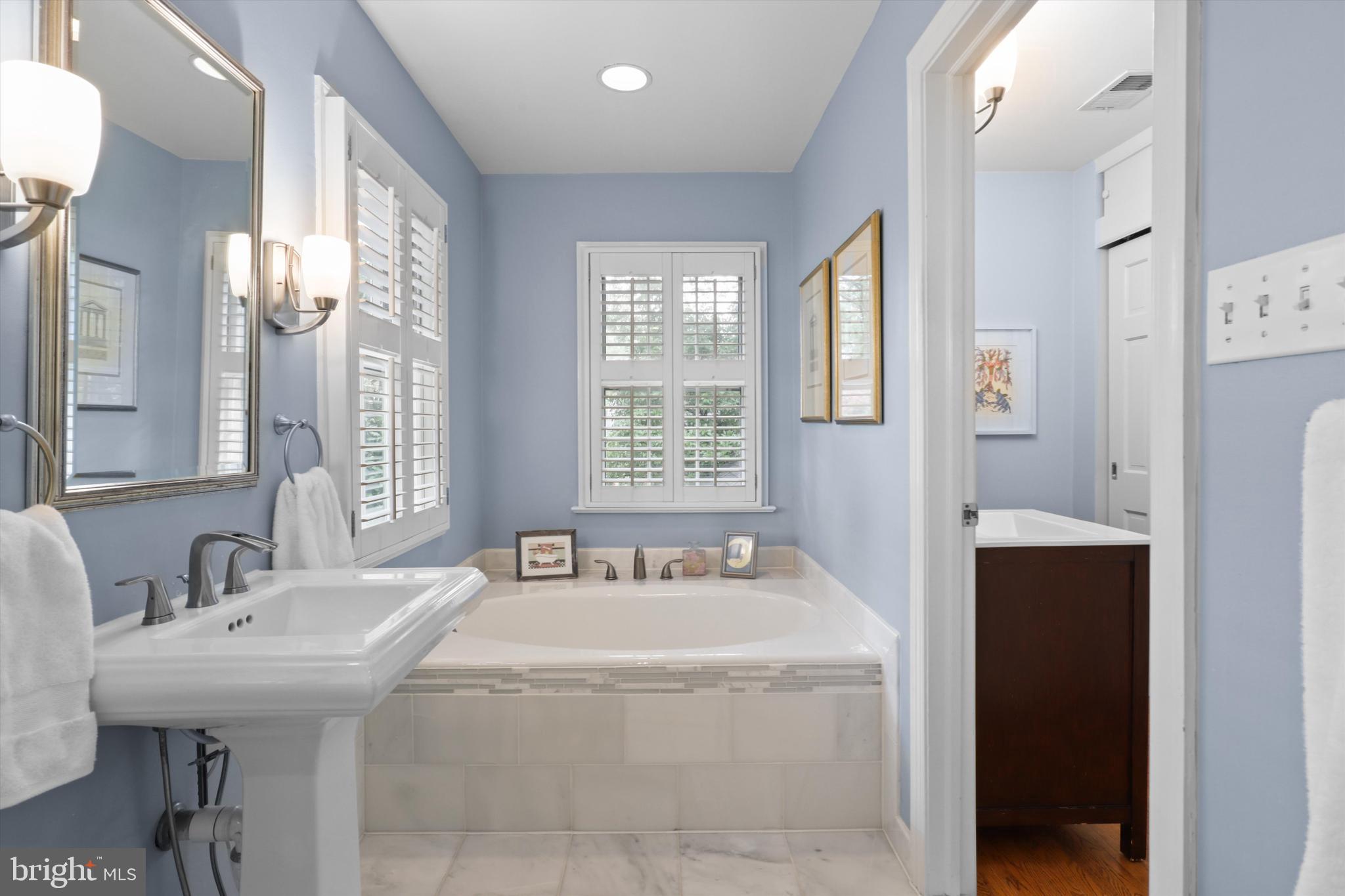 2905 Dartmouth Road Alexandria, VA 22314 - Photo 20 of 28 a bathroom with a bathtub and a sink