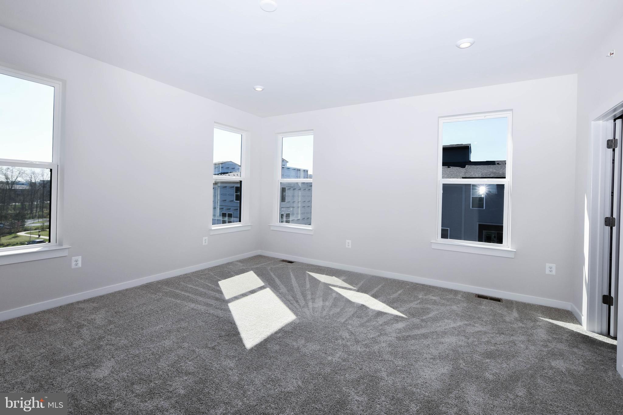 44502 Wolfhound Square Ashburn, VA 20147 - Photo 42 of 100 an empty room with windows