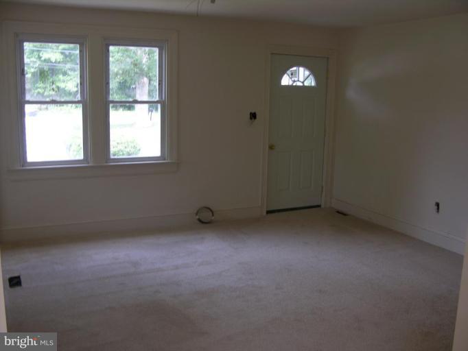 8130 Woodyard Road Clinton, MD 20735 - Photo 3 of 7 Living Room