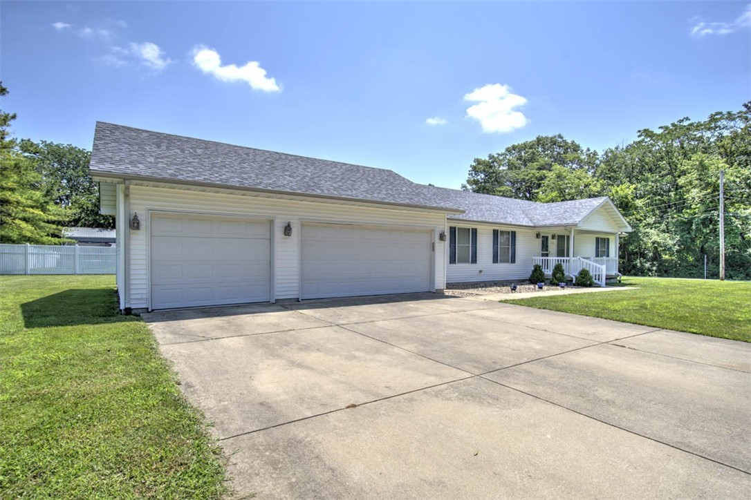 510 North Lake Shore Drive Decatur, IL 62521 - Photo 2 of 29