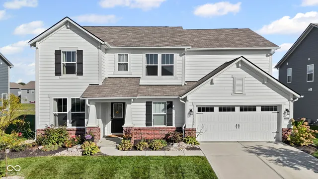 $424,900 | 2433 South Copperstone Drive, New Palestine, IN 46163