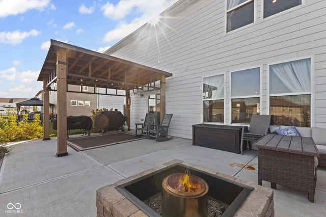 $419,900 | 2433 South Copperstone Drive, New Palestine, IN 46163