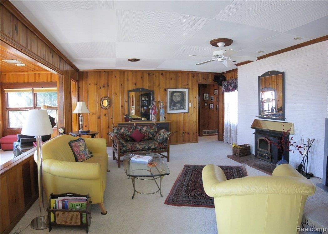3912 Ponchartrain Pinckney, MI 48169 - Photo 13 of 25 Living Room Pan
