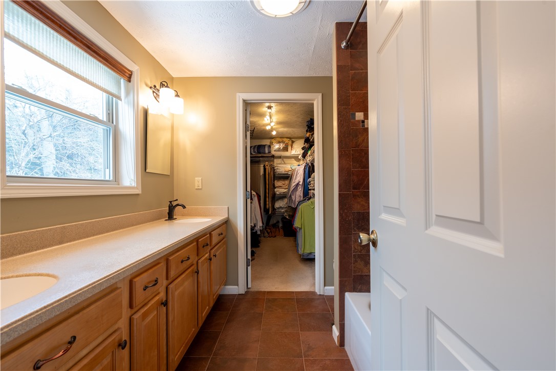 595 Lake Road Webster, NY 14580 - Photo 32 of 49 Walk in closet area