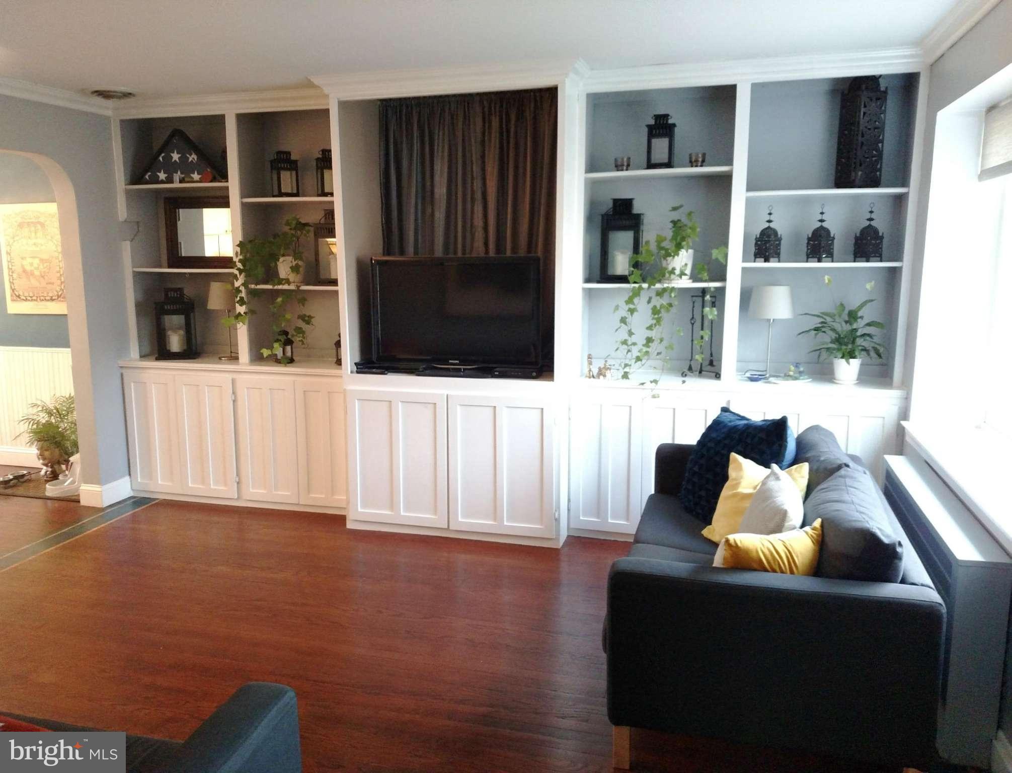 253 Ridge Avenue Towson, MD 21286 - Photo 5 of 30 Living Room