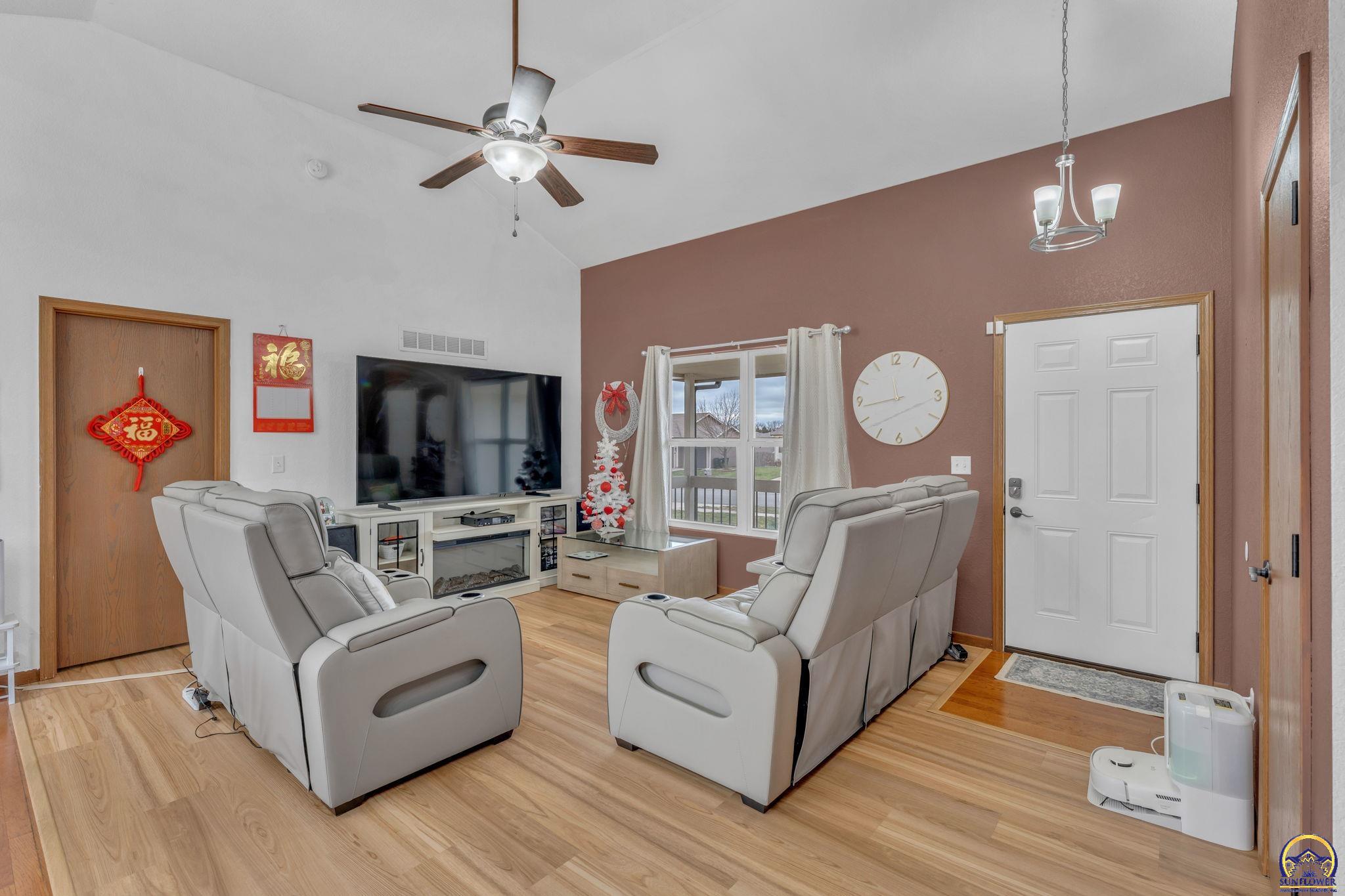 4312 Southeast Chisolm Road Topeka, KS 66609 - Photo 9 of 37