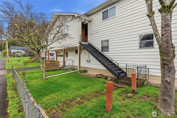 a view of a house with backyard