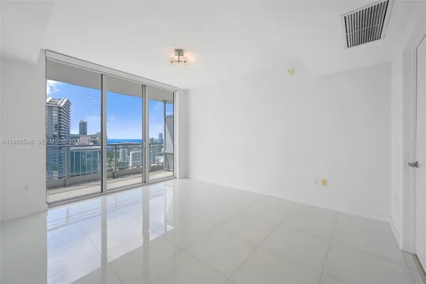 $4,200 | 92 Southwest 3rd Street, Unit 3902, Miami, FL 33130