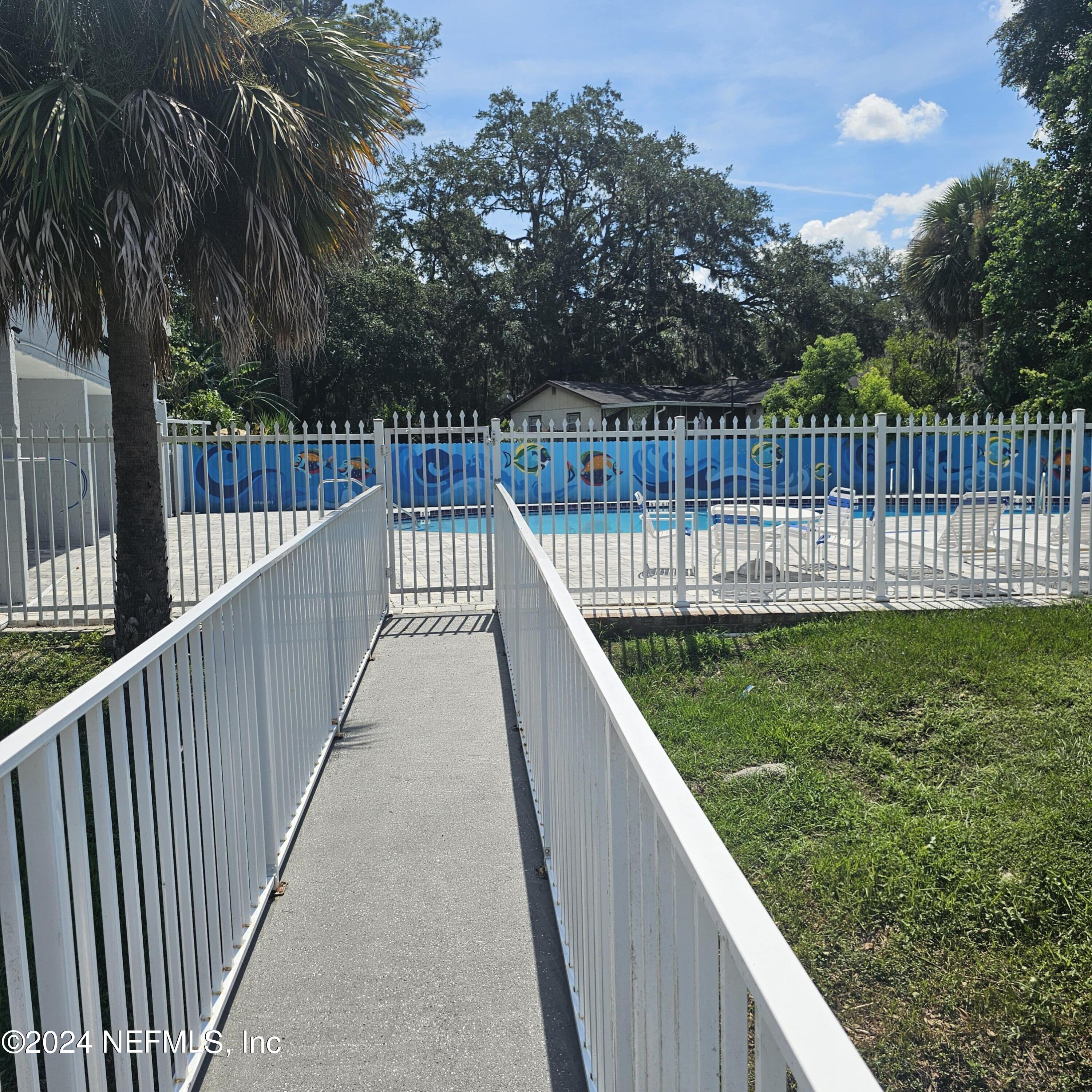 3952 Atlantic Boulevard, Unit J10 Jacksonville, FL 32207 - Photo 5 of 6 Community pool
