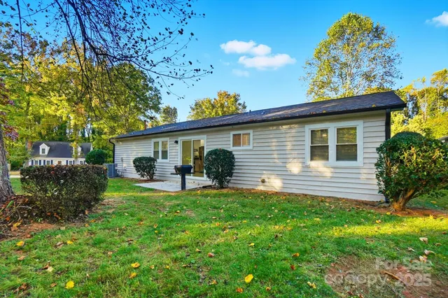 a view of a house with backyard and garden