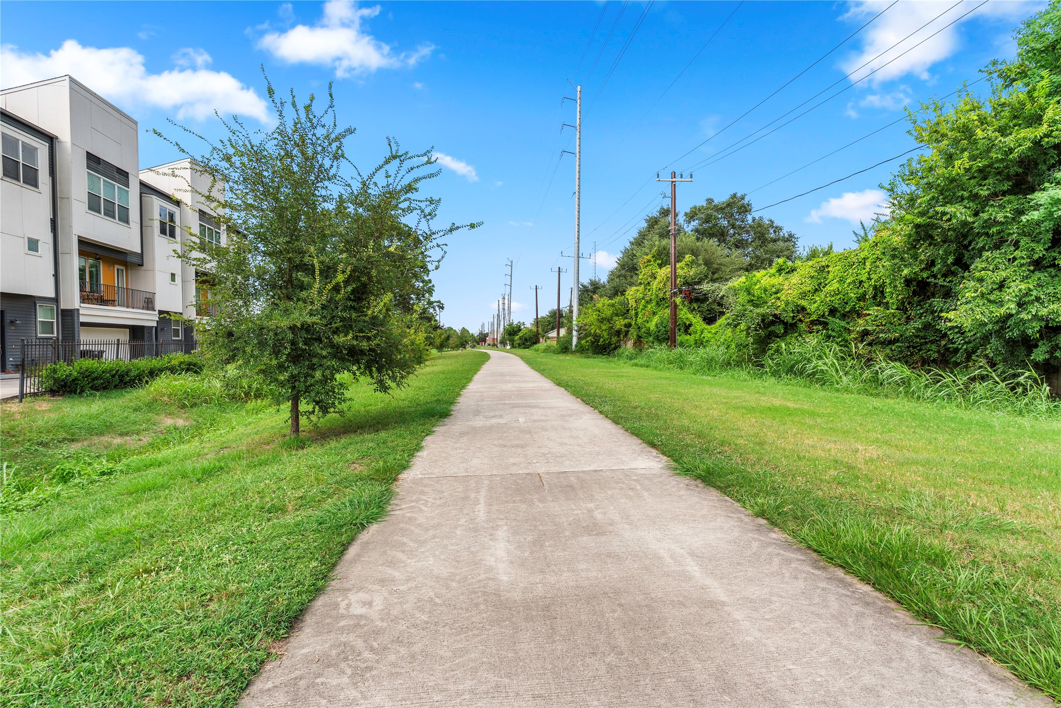 3113 Arbor Street, Unit 4 Houston, TX 77004 - Photo 10 of 11 a view of an outdoor space with a garden