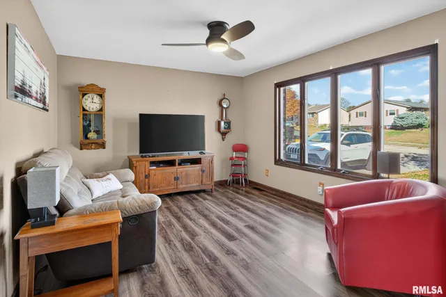 $264,900 | 1123 27th Avenue North, Clinton, IA 52732