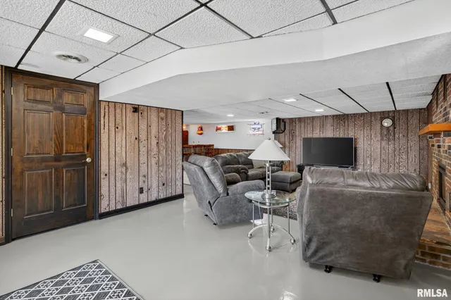 $264,900 | 1123 27th Avenue North, Clinton, IA 52732